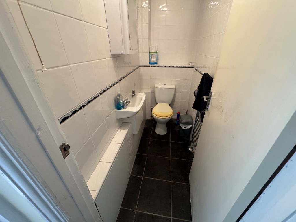 Lot: 85 - TWO FLATS CLOSE TO DEAL SEAFRONT, PIER AND TOWN CENTRE - Second floor flat - WC